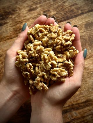 ✨ Ořechy – malé, ale mocné poklady naší kuchyně ✨ Stačí přidat hrst vlašských ořechů a i úplně obyčejné jídlo se promění v...